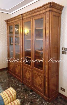 Libreria biblioteca da soggiorno o studio chiusa con ante realizzata in legno massello di noce stile classico intarsiata in ulivo